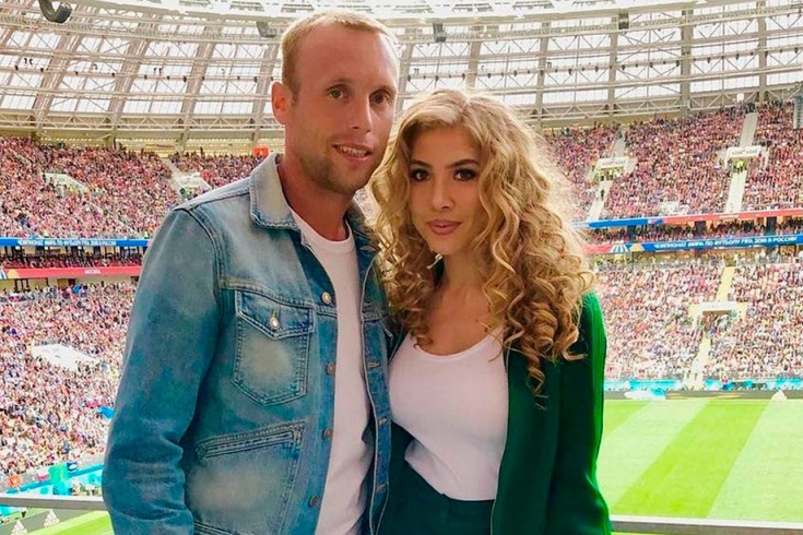 Денис и Дарья Глушаковы на трибуне во время чемпионата мира в России