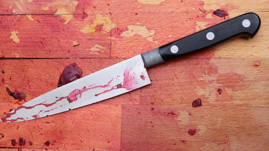 Shot: 16-летняя девочка пырнула ножом изнасиловавшего ее юношу, в его квартире нашли оружие
