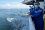 Сотрудники и астронавты NASA в ожидании приводнения корабля Crew Dragon в Мексиканском заливе, 2 августа 2020 года