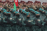 Азербайджанские военнослужащие во время военного парада в Баку, 10 декабря 2020 года