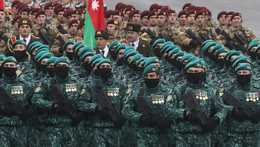 Азербайджанские военнослужащие во время военного парада в&nbsp;Баку, 10 декабря 2020 года
