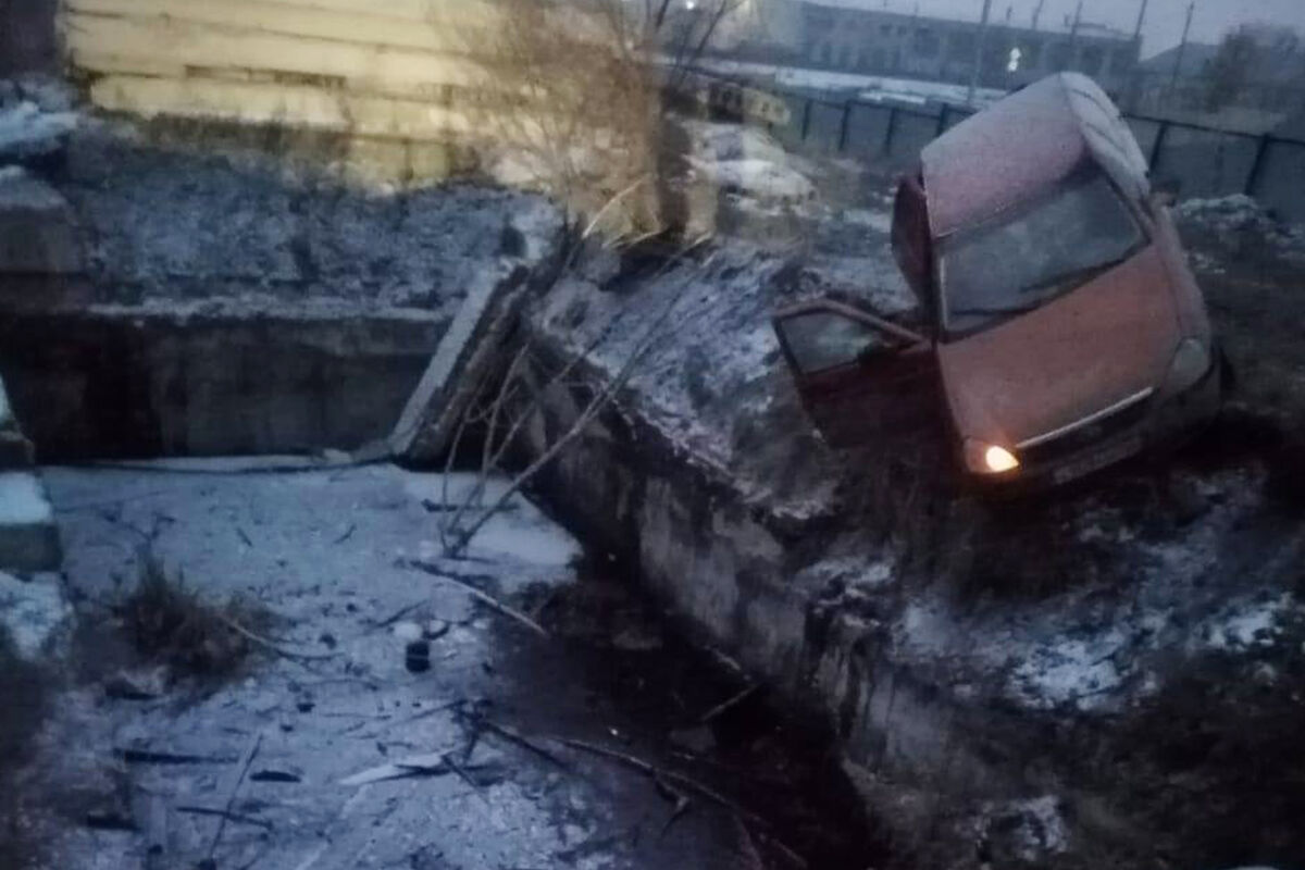 В Башкирии две женщины вышли из машины и оказались в мазутной яме -  Газета.Ru | Новости