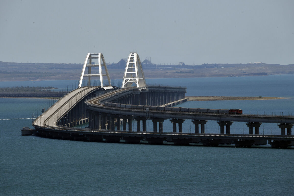 Крымский мост открыли через почти четыре часа после приостановки движения -  Газета.Ru | Новости