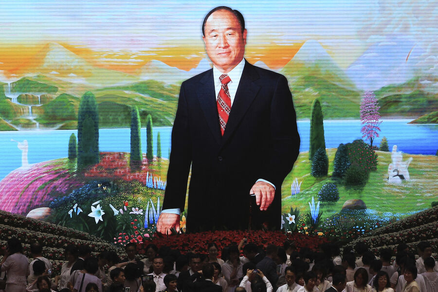 Портрет покойного Муна Сон Мёна, основателя Церкви Объединения, во время его поминальной церемонии в первую годовщину его смерти во Всемирном центре мира Чхонгшим в Капхёне, Южная Корея, 2013 год