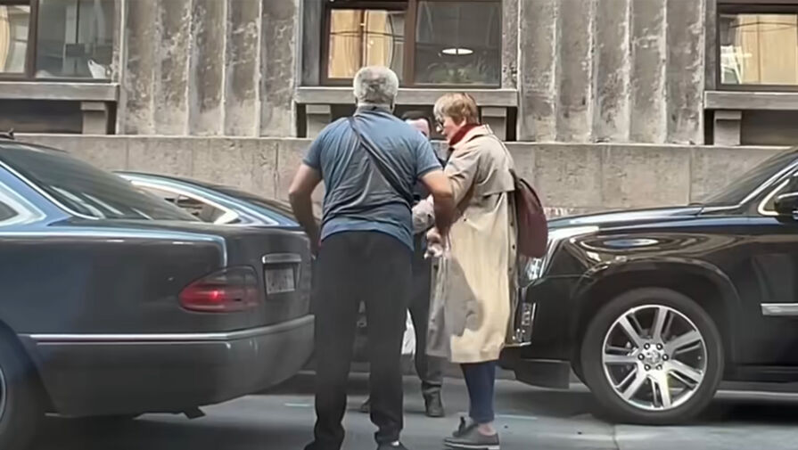 Появилось видео, как таксист разводит клиентку на деньги и не отдает ей багаж в Петербурге
