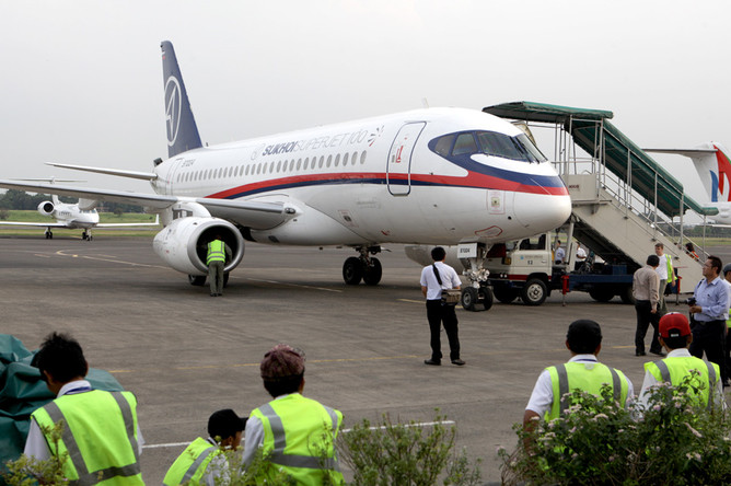 Самолет Superjet-100 в аэропорту Джакарты