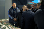 Путин смотривает макет горного Медиа центра в Красной поляне