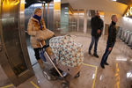 Девушка с коляской у лифта на станции метро «Тропарево» Сокольнической линии