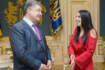 Президент Украины Петр Порошенко и певица Джамала, получившая почетное звание «Народная артистка Украины», во время встречи