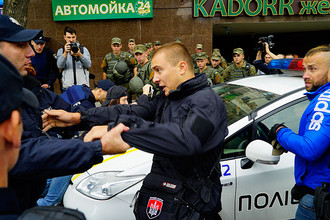 Столкновения представителей украинских националистических организаций и сотрудников полиции у здания генерального консульства РФ в Одессе
