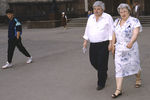 Гавриил Попов с супругой идут на избирательный участок во время выборов президента РСФСР и мэра Москвы, 1991 год