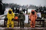 Демонстрация защитных костюмов на выставке вооружений, которая проходит на полигоне Луга в Ленинградской области в День ракетных войск и артиллерии
