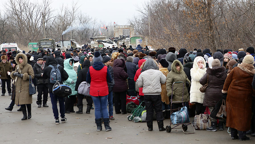 Местные жители на&nbsp;пропускном пункте &laquo;Станица Луганская&raquo;, который является единственным переходом для&nbsp;мирных жителей между&nbsp;территорией, подконтрольной правительству Украины, и ЛНР