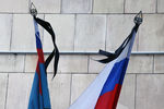 Черные ленты на флагах здания МИД РФ в Москве в связи с кончиной постоянного представителя России при ООН Виталия Чуркина