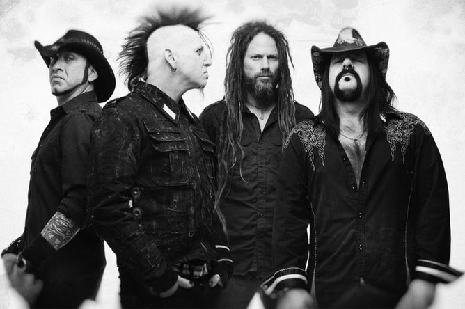 Винни Пол (справа) в составе группы Hellyeah