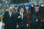 Президент FIFA Джовани Инфантино, президент России Владимир Путин и президент Франции Эммануэль Макрон на церемонии награждения победителей чемпионата мира по футболу, 15 июля 2018 года