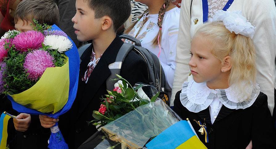 Ученики на торжественной линейке, посвященной Дню знаний, в школе №69 города Киева