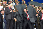 Охранники закрывают щитами президента Венесуэлы Николаса Мадуро