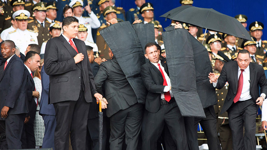 Охранники закрывают щитами президента Венесуэлы Николаса Мадуро