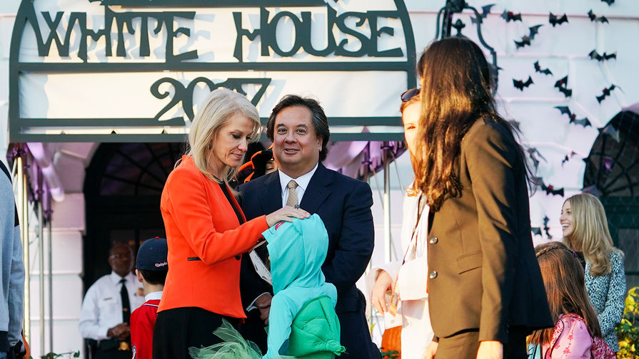 Советница президента США Келлиэнн Конуэй и ее супруг Джордж во время празднования Хэллоуина на Южной лужайке Белого дома, 2017 год