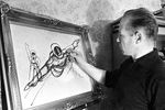 Летчик-космонавт СССР Алексей Леонов за наброском рисунка «Выход в космос», 1965 год