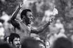 Пеле размахивает флагами Бразилии и США после матча, 1977 год 