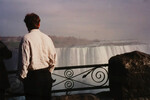 Илон Маск у Ниагарского водопада в 1994 году