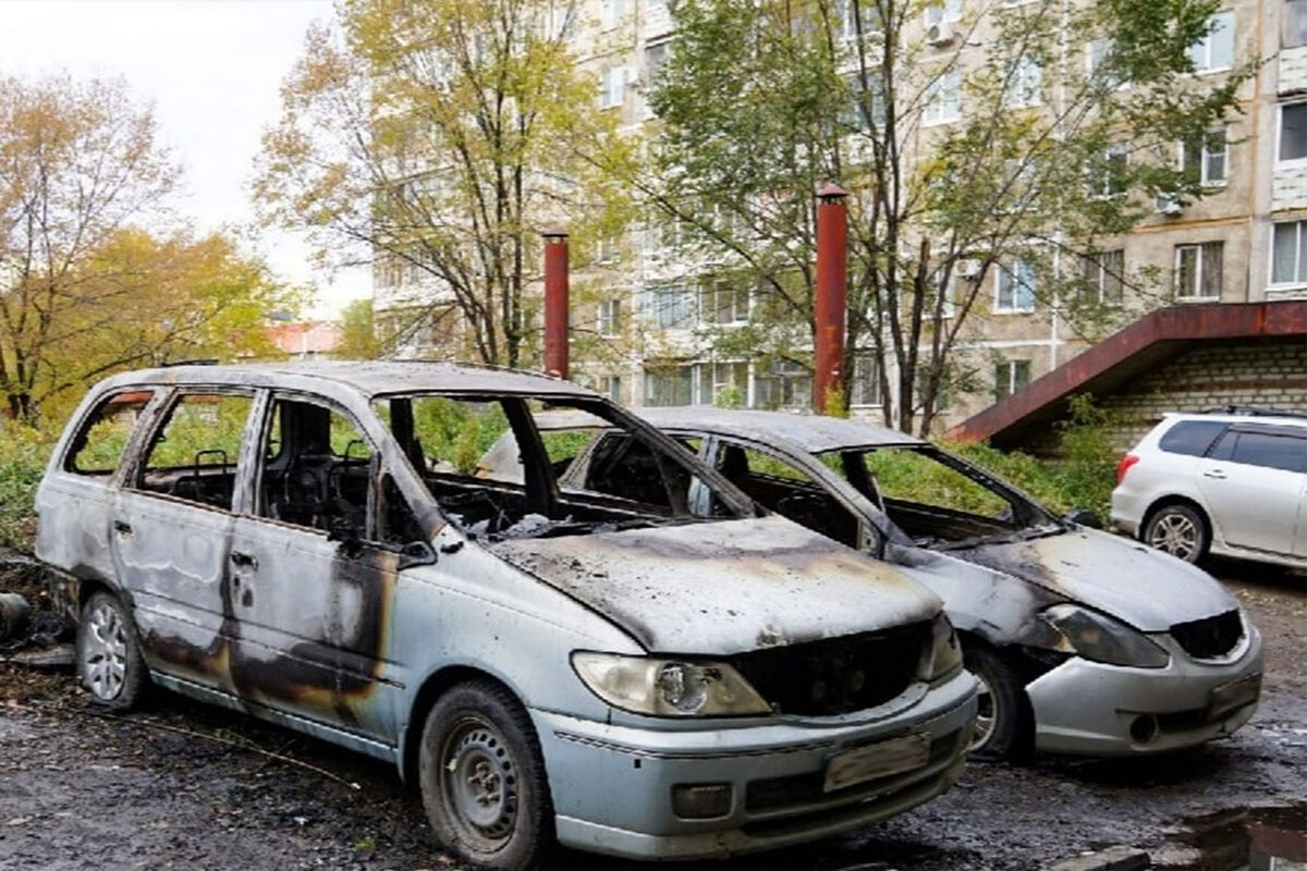 Мужчина сжег автомобили из мести своему отчиму в Комсомольске-на-Амуре -  Газета.Ru | Новости