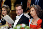 Принцесса Летиция, президент России Дмитрий Медведев и королева София на государственном приеме от имени короля Испании в честь президента России и его супруги в Королевском дворце, 2009 год