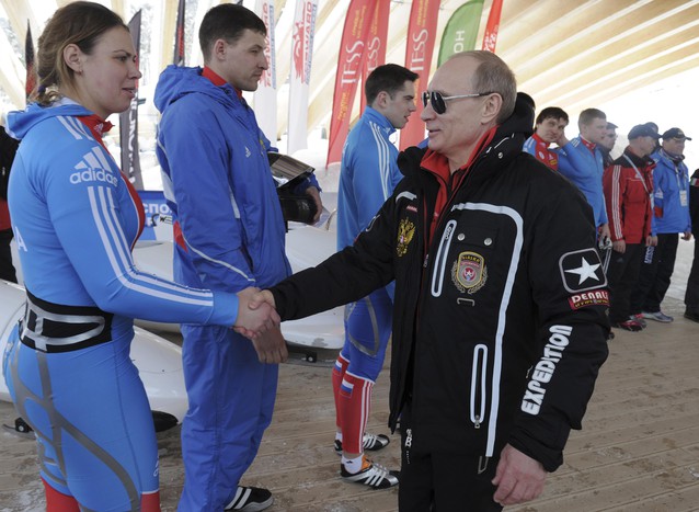 Владимир Путин и бобслеисты со скелетонистами.