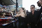 Анджелина Джоли и Брэд Питт раздают автографы на красной дорожке
