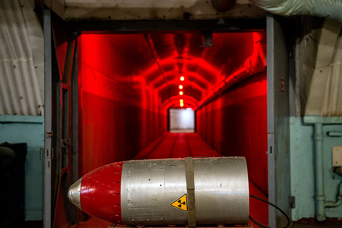 Ядерный боевой заряд на транспортной тележке в военно-морском музейном комплексе «Балаклава»