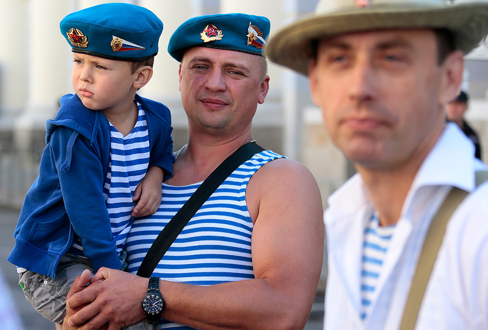 Десантники перед крестным ходом от храма Илии Пророка до Красной площади в рамках празднования Дня ВДВ