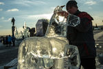 Участник фестиваля «Ледовая Москва. В кругу семьи» во время создания ледовых скульптур в парке Победы в Москве