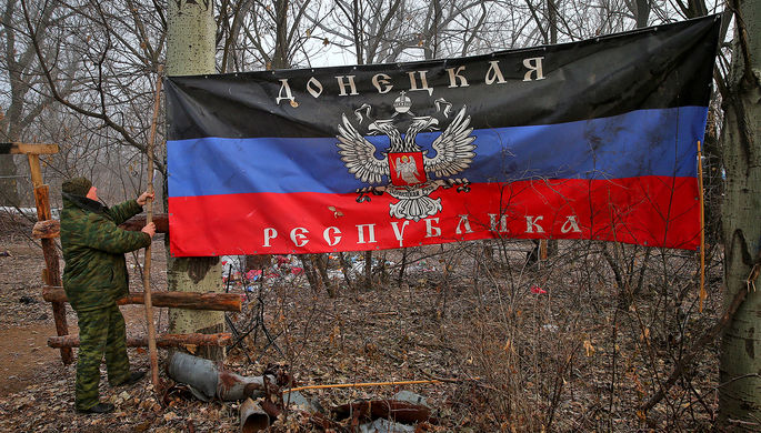 Флаг Донецкой народной республики на блокпосту