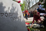 Участники марша «Бессмертный полк» возлагают цветы к памятнику русским участникам французского «Сопротивления», павшим во Второй мировой войне, на кладбище Пер-Лашез в Париже
