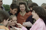 Мирей Матье раздает автографы на Красной площади, 1997 год
