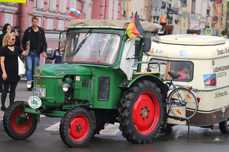 Раритетный трактор Deutz 1961 года выпуска по кличке «Роберте», на котором 81-летний немецкий пенсионер-путешественник Винфрид Лангнер прибыл из города Лауенферде (Нижняя Саксония) в Санкт-Петербург.