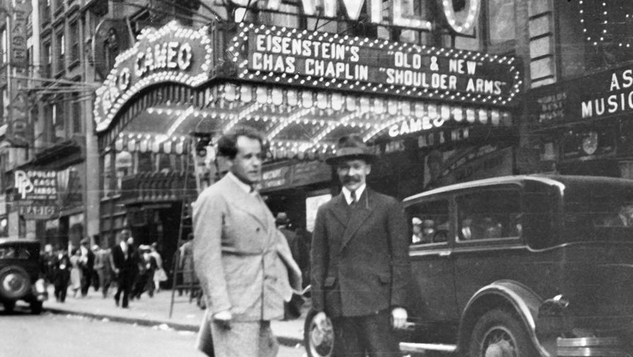 Сергей Эйзенштейн (слева) на&nbsp;улице Нью-Йорка, май 1930 года