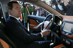 Дмитрий Медведев осматривает новую модель «Лада» в Самаре, 2015 год