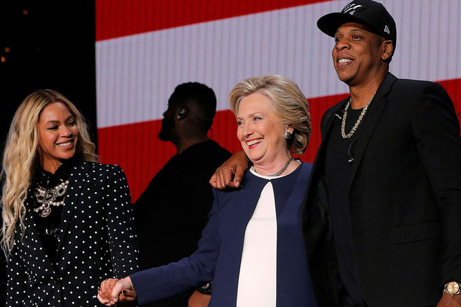 Рэпер Jay-Z и певица Бейонсе поддерживали Хиллари Клинтон в президентских выборах США. 4 ноября 2016 года в рамках кампании в Кливленде в Огайо состоялся их концерт