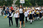 Учитель и ученики на торжественной линейке, посвященной Дню знаний, в школе №94 в Краснодаре.