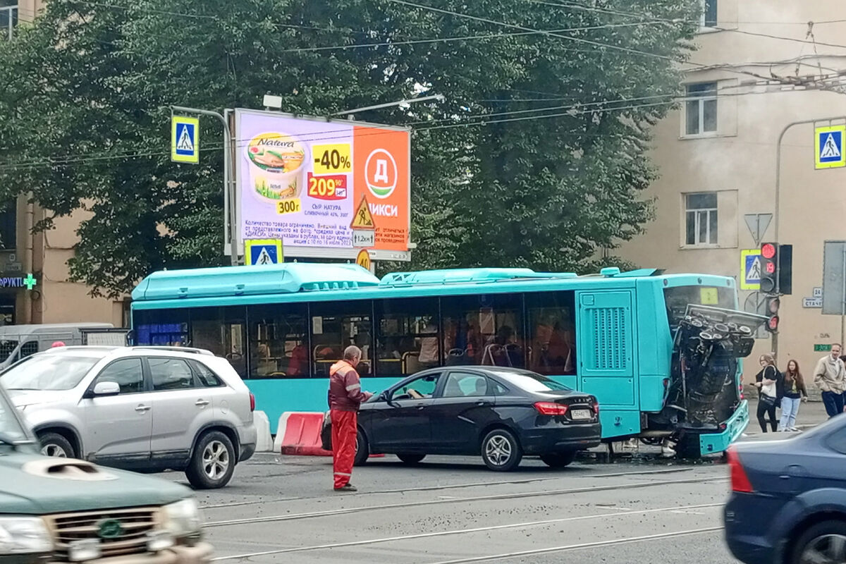 Двигатель вывалился из пассажирского автобуса в Петербурге - Газета.Ru |  Новости