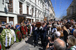 Вынос гроба с телом Ирины Мирошниченко после церемонии прощания в театре МХТ им. Чехова, 7 августа 2023 года