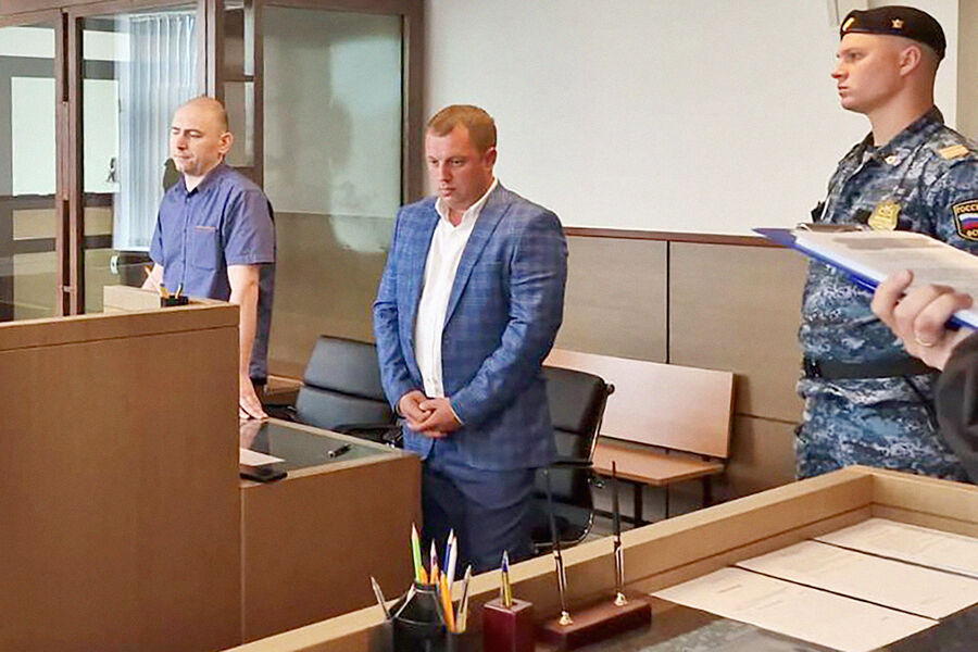 Дезинсектор Антон Котов (в центре), признанный виновным в гибели двух человек из-за отравления арбузами в Москве, во время вынесения приговора Люблинским районнным судом, 22 августа 2023 года
