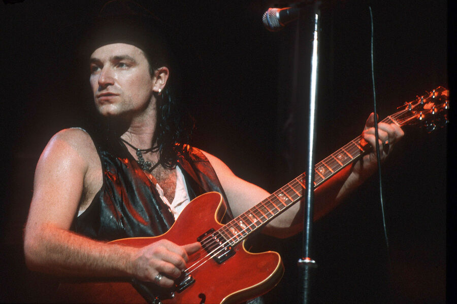 Боно выступает на&nbsp;сцене Love Town Tour в&nbsp;Нидерландах, 1990&nbsp;год
