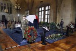 9 Гроб с телом Вацлава Гавела был выставлен во Владиславском зале Пражского града.