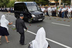 Жители Самарканда встречают кортеж с телом президента Узбекистана Ислама Каримова