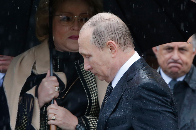 Спикер Совфеда России Валентина Матвиенко и президент России Владимир Путин во время церемонии возложения венков к Могиле Неизвестного Солдата у стен Кремля в День памяти и скорби, 22 июня 2017 года