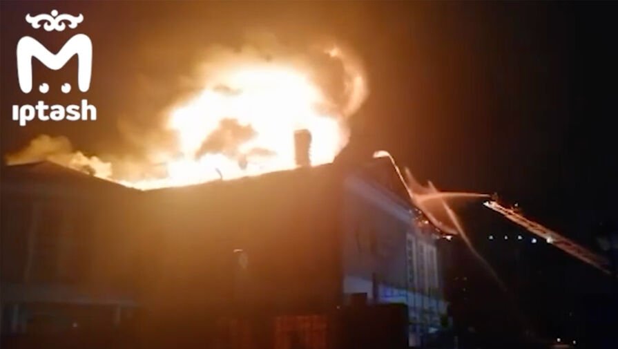 В Казани на площади 1,2 тыс. кв. метров горит ресторан Михайловская усадьба